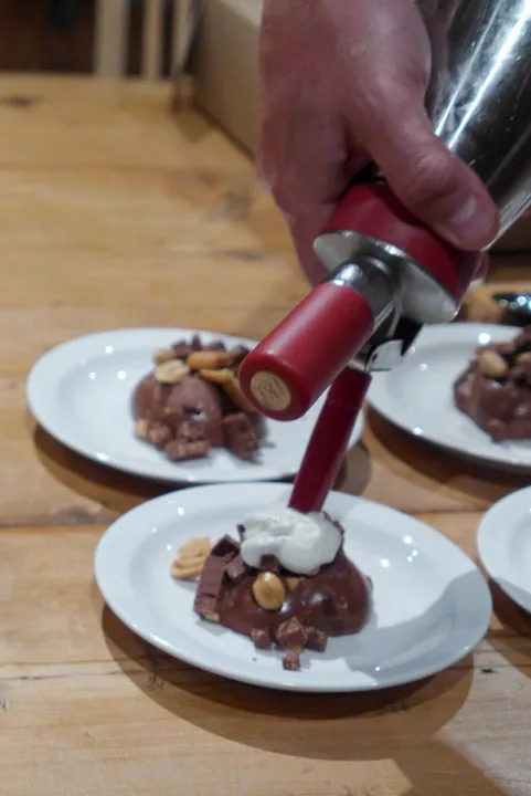 Den store avslutningen: Sjokolademousse med peanøtter, whiskey-skum, krokan og sjokoladeskall.
