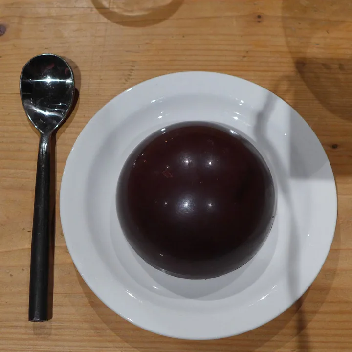 Sjokolade-domen før den sprekker av varm sjokoladesaus.