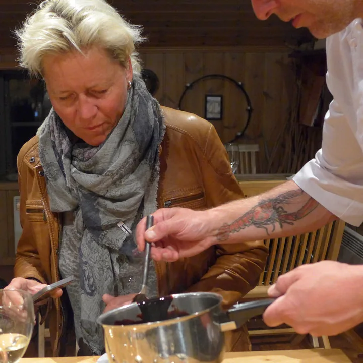 Hilde får servert sjokoladesaus.