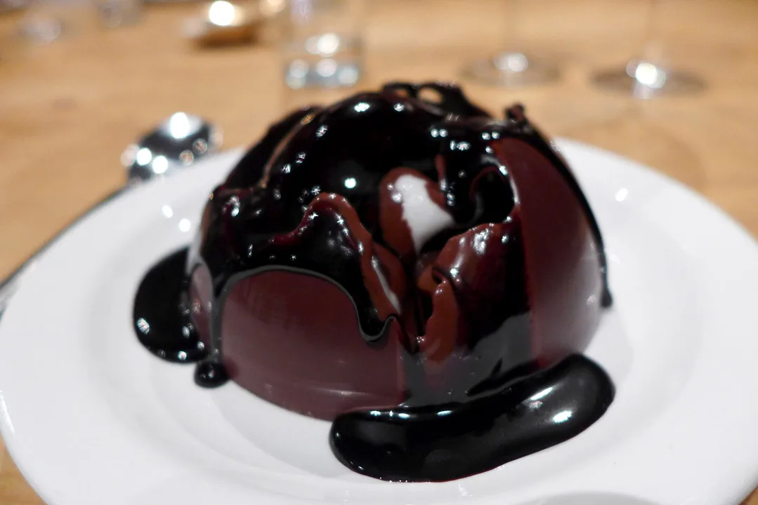 Skallet smelter og godsakene i desserten titter frem.