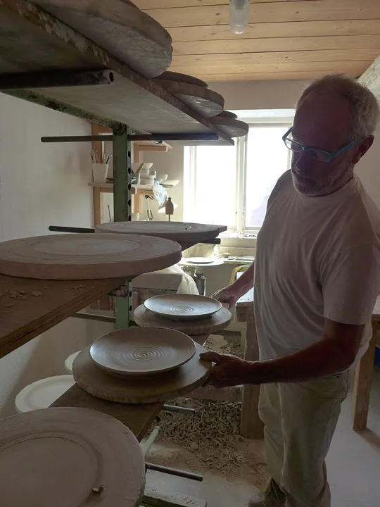 Nå skal fatene tørke før brenning.