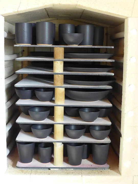 Den flotte sortfargen som passer så perfekt til det nordiske kjøkken, men som er et sant mareritt for en matblogger å fotografere når det ligger mat på.