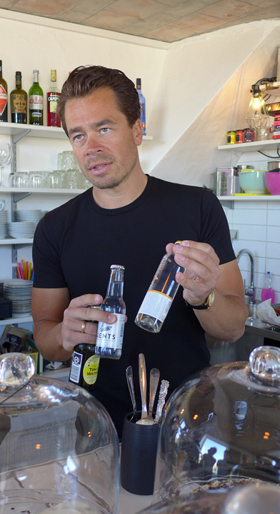 Sebastian er opptatt av gin og viser stolt fram de fire tonicene han bruker til miksing av GT.