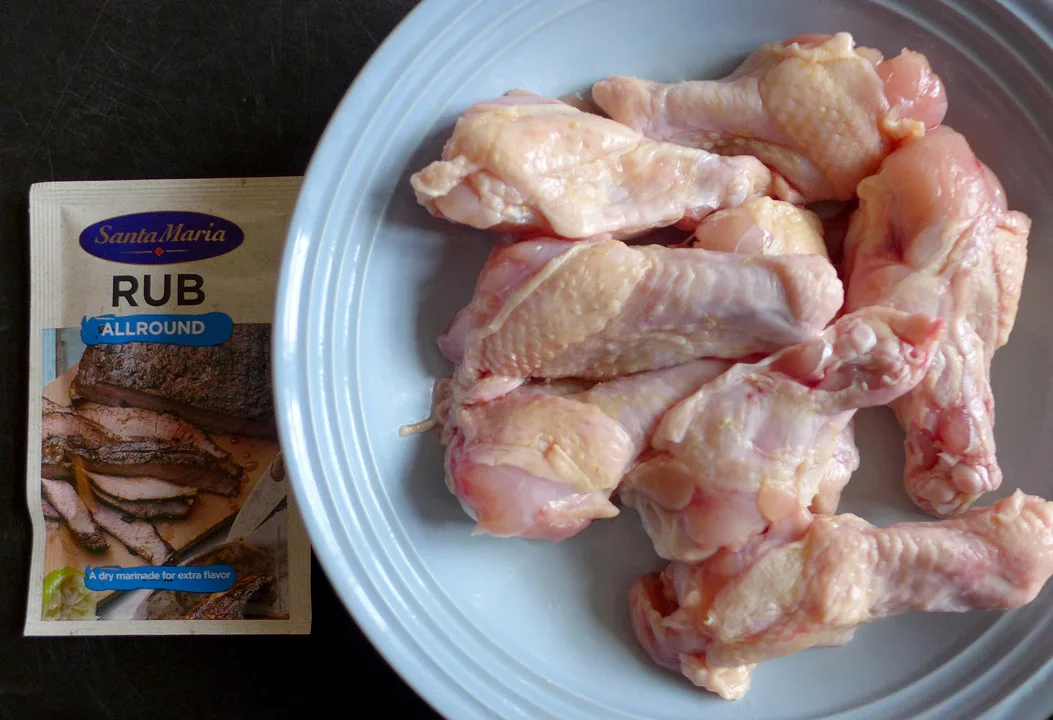 Rub fra Santa Maria og rå kyllingklubber.