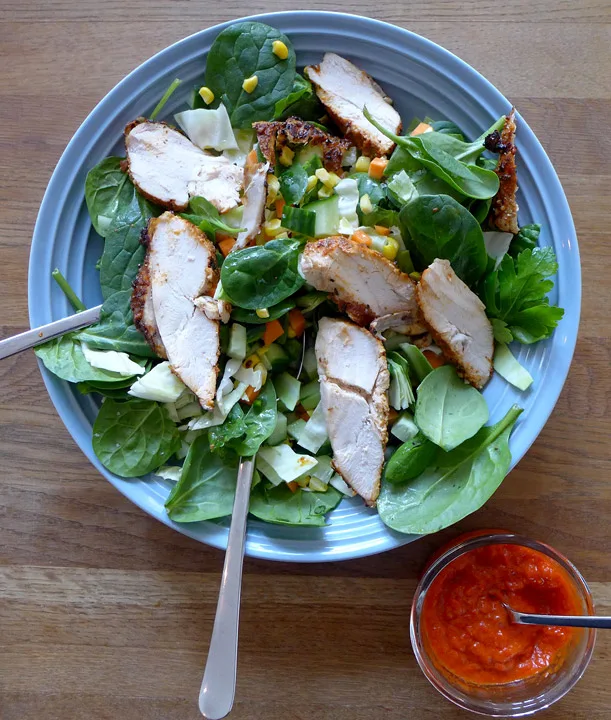 Kyllingsalat med rester, agurk, spinat og chili.