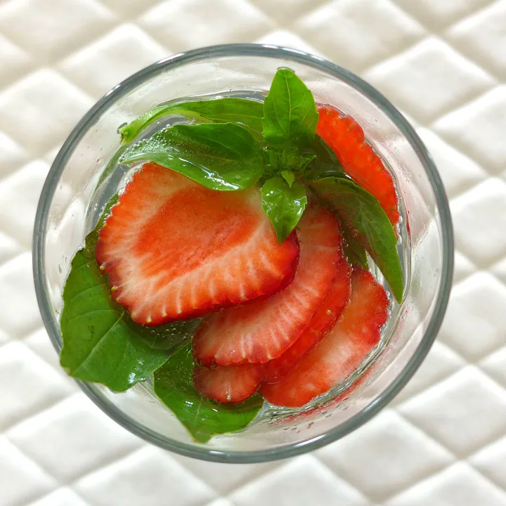 Nå er det trendy å drikke smaksatt vann til maten L1130880 - Nå er det trendy å drikke smaksatt vann til maten