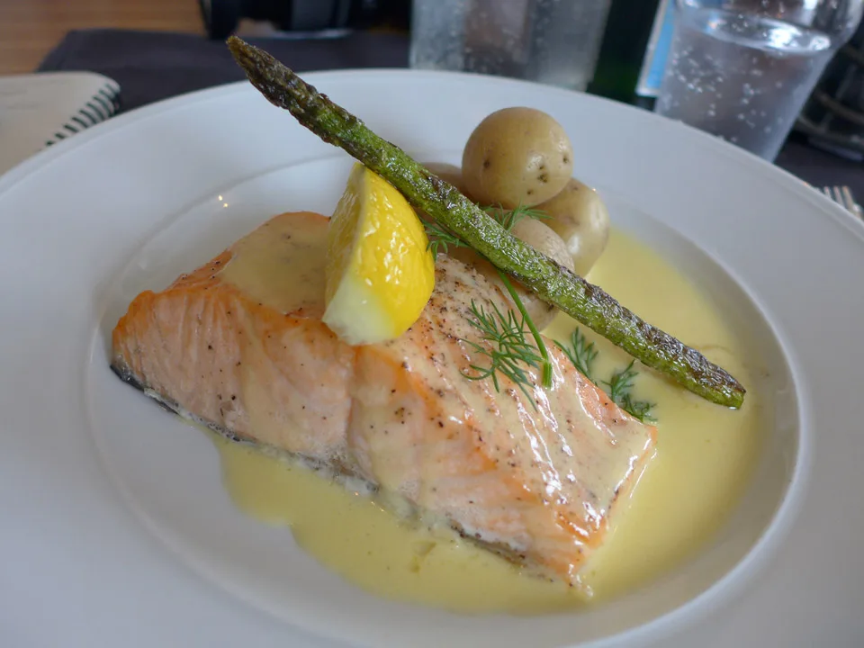 Klassisk laks med poteter og Sandefjordssmør.