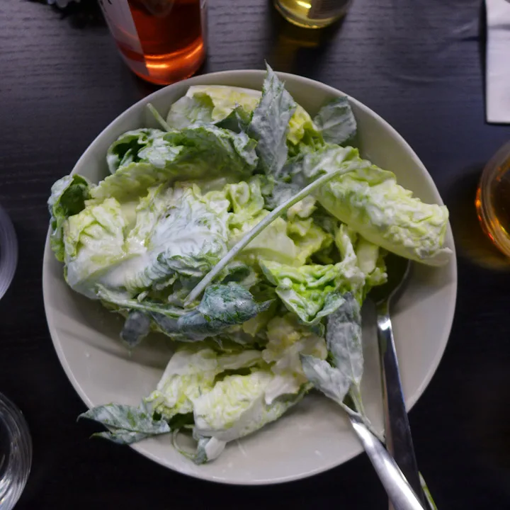 Salat med mormordressing.