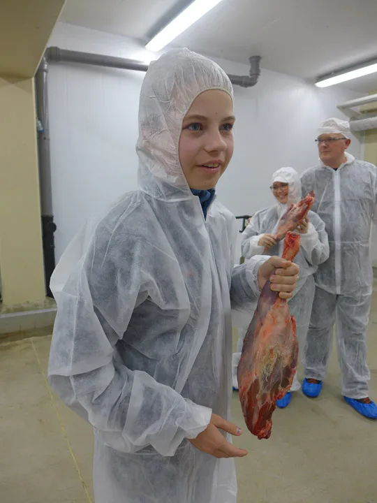 Niesen min, Oda er med på Tynset og får lage sitt eget fenalår. Hun går i 8. klasse og har «skyggedag» denne dagen. Dvs. hun skal være med en hun kjenner på jobb og se hva arbeidsdagen går ut på. Det ble en fin dag med mye togkjøring for Oda.