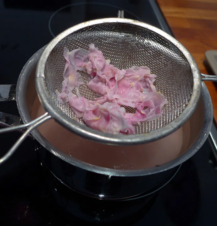 Klem ut vannet av bladene.