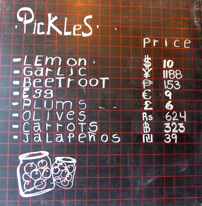 Morsomt skilt i inngangspartiet til HIMKOK. Det står glass med pickles over helelokalet.