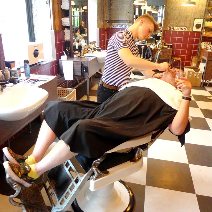 Aquavit-entusiast og snart aquavit-bokaktuelle Espen Smith benytter anlednigen til å få stusset skjegget hos Pels Pels Barber Shop.