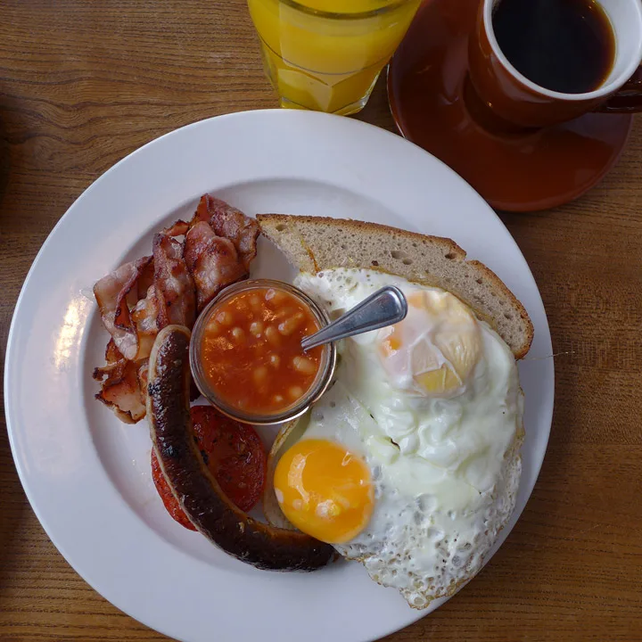 Full english breakfast på Greasy Spoon.