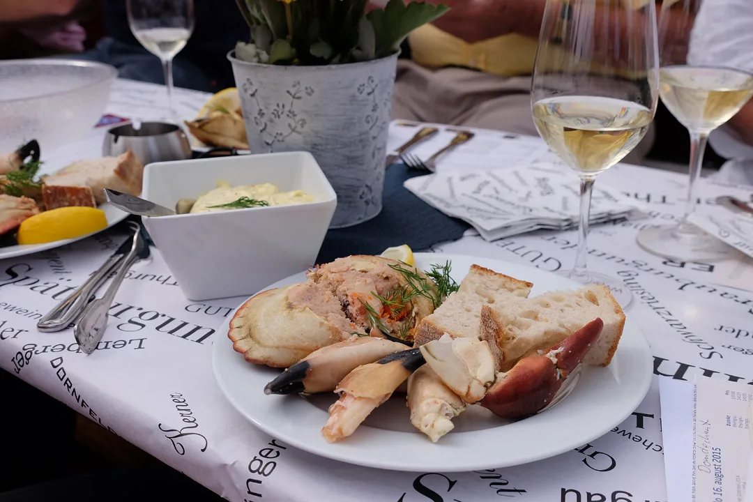 Krabbe og riesling. Livet er da vidunderlig.