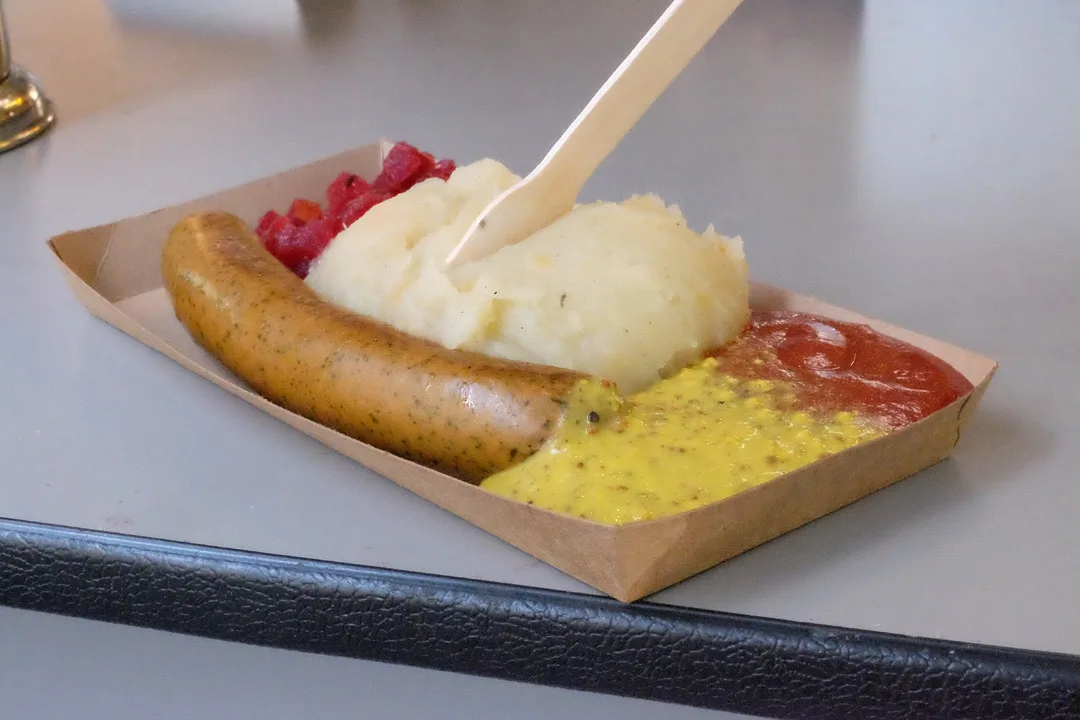 Pølse av unghane med rotmos og syltede rødbeter. En av de beste pølsene jeg noen gang har smakt.