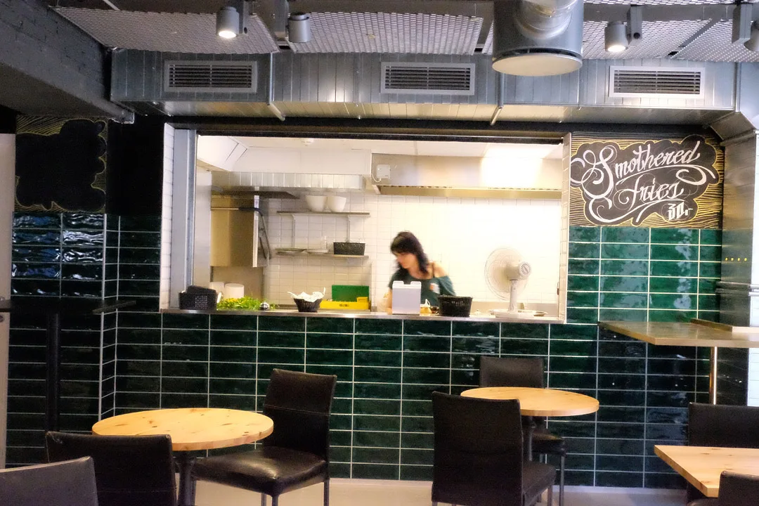 Urban House. Hva med en tatovering og en pølse mens du venter på å sjekke inn på rommet ditt?