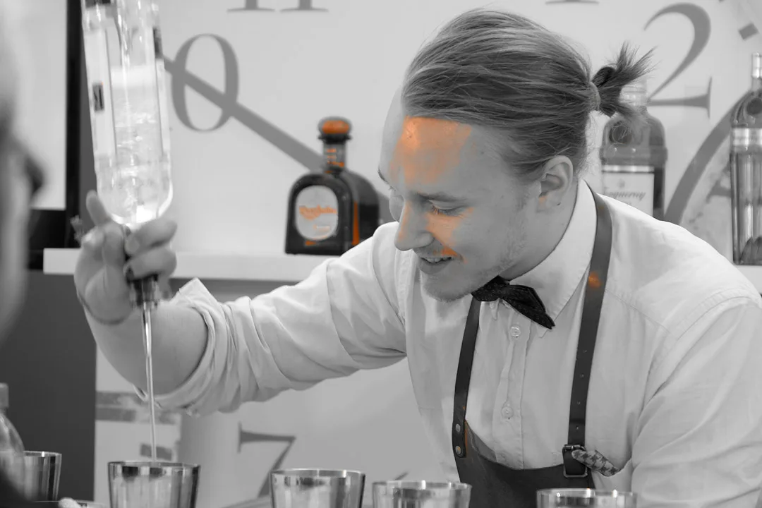 Karl-Martin med et forsøk på å lage 10 cocktails på 10 minutter. Han klarte 9.