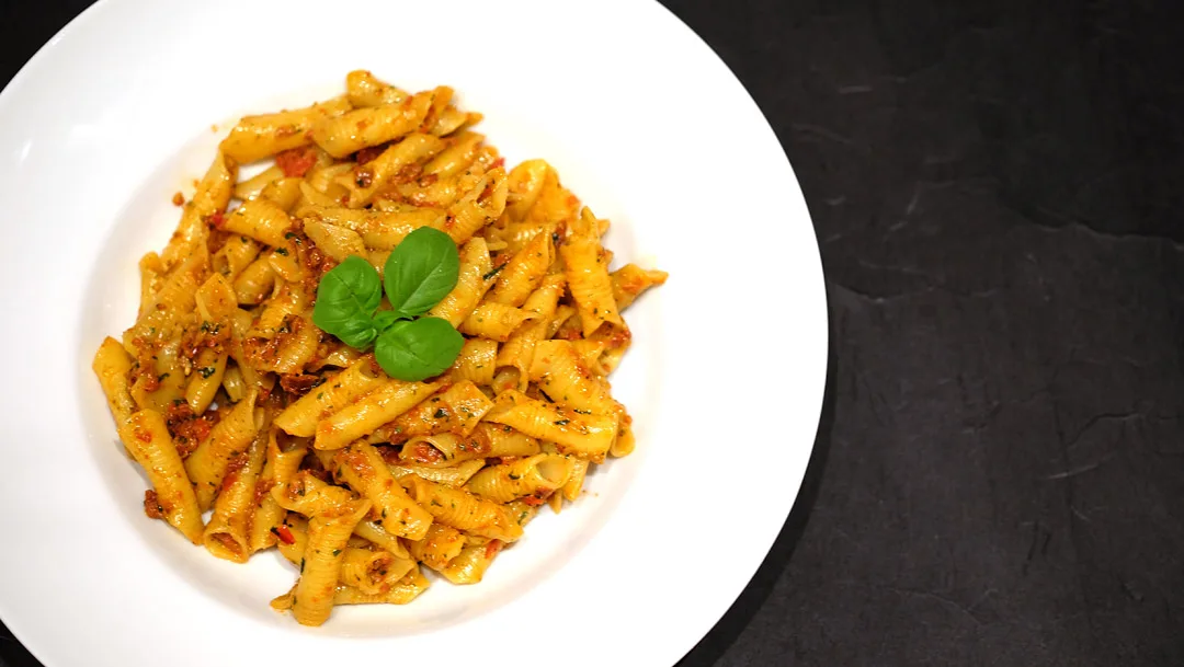Pasta med rød pesto.