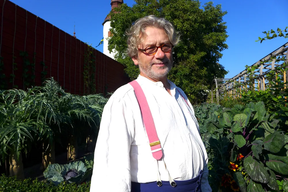 Gartner Simon Irvine har kontroll på den økologiske slottskjøkkenhagen ved Läckö Slott.