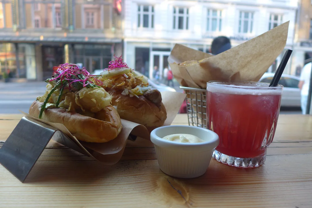 "Seamaster": Pølse laget på blekksprut med karridressing og sjøurter. "Rå og Risted": Klassiker med herlige råvarer. Deilige chunky chips og aioli.