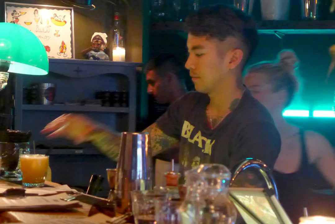 L1160742Sørg for å få deg en deilig cocktail her, for det kan de. Dessuten er det kul musikk i baren, som The Smiths og den største samling av tatoveringer i hele København.