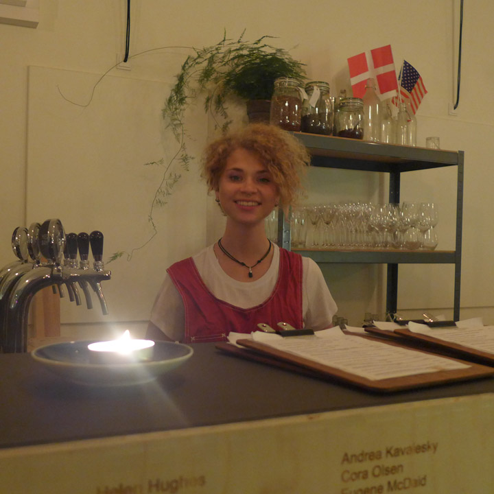 Norske Sara Iselin Nilsson Dannevig har jobbet i restauranten i 4 måneder.