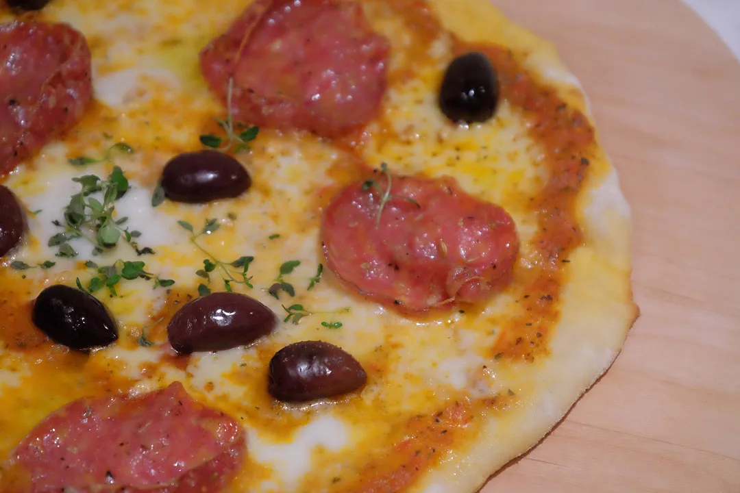 Min pizza består av tomatsaus, ost, kalamataoliven og fennikelsalami.