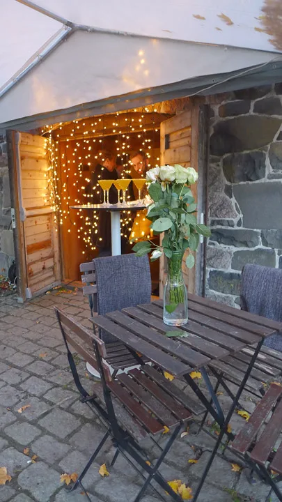 I en oppusset potetkjeller på Vøienvolden gård skulle «vennefesten» finne sted. Jeg har knapt sett et så vakkert lokale.