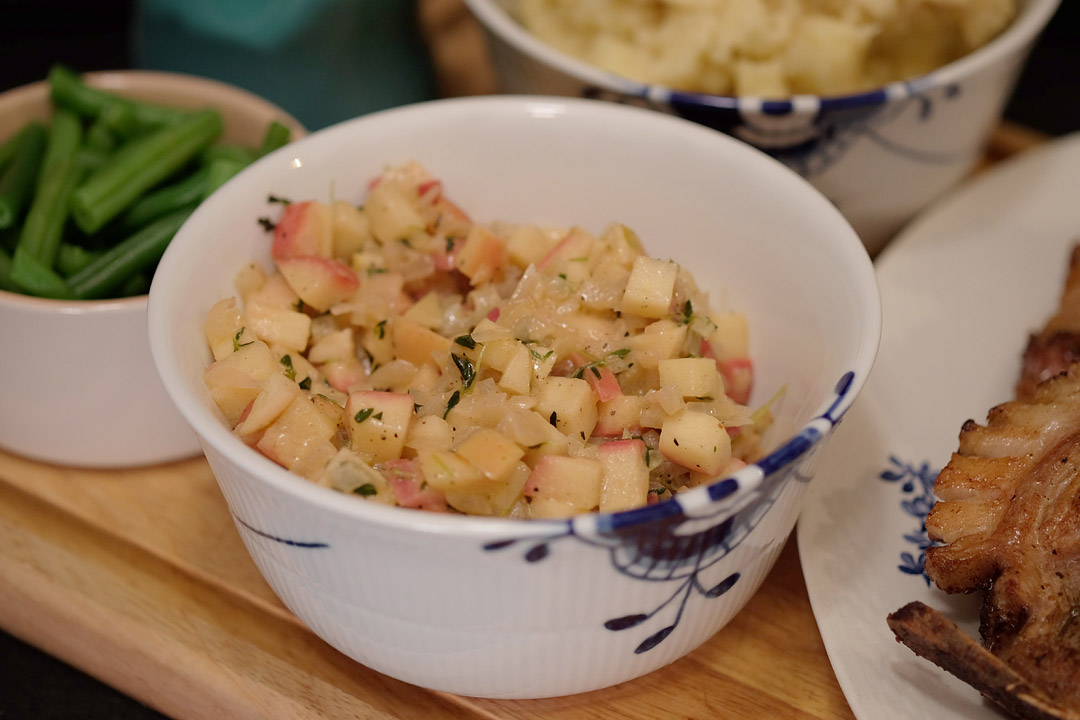 Eple, løk og timian. Perfekt tilbehør til svinekoteletter.