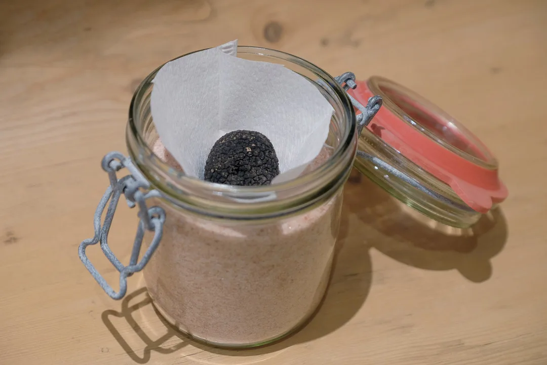 Trøffelsalt: Jeg bruker finkornet himalayasalt og legger en trøffel i et kaffefilter på toppen av saltet. Så legger jeg på lokket og setter kjølig i 4 dager. Luft hver dag noen minutter. Nå kan du finhakke en liten bit trøffel og blande i saltet for et enda mer lukuriøst resultat, men du må ikke for saltet smaker trøffel som det er.