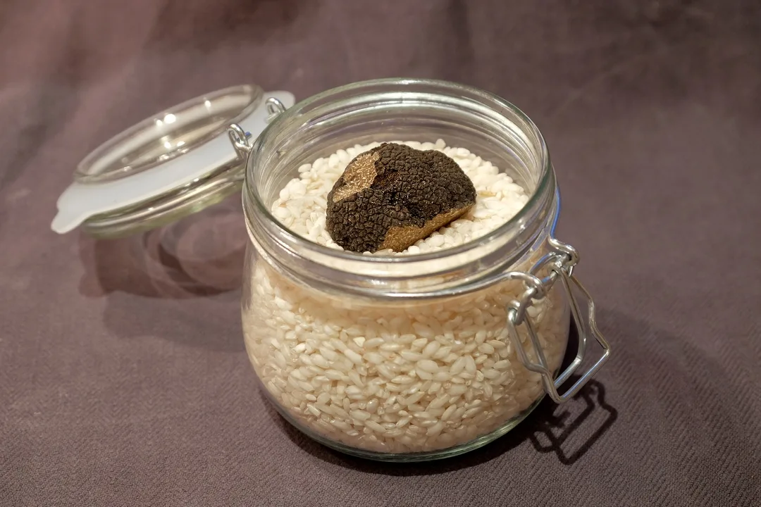 Lag trøffelrisotto ved å legge trøffelen på risottoriskorn. La dette ligge kjørlig på glass med lokket på i 3-4 dager. Vips har du risotto med trøffelsmak.