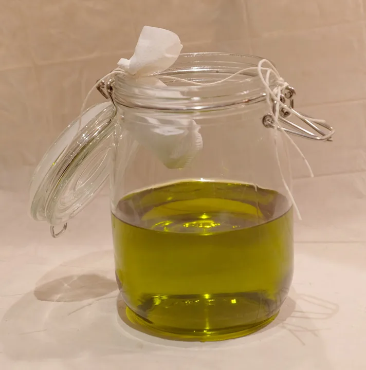 Ekte trøffelolje! Hell god olivenolje i et sterilt glass. Legg trøffelen i et kaffefilter og bind den oppunder lokket slik at den ikke kommer bort i oljen og mugner. La glasset stå i kjøleskapet i tre dager. Luft hver dag noen minutter. Ta ut trøffelen og hell olje over på små flasker. Perfekt gave til en matglad sjel.