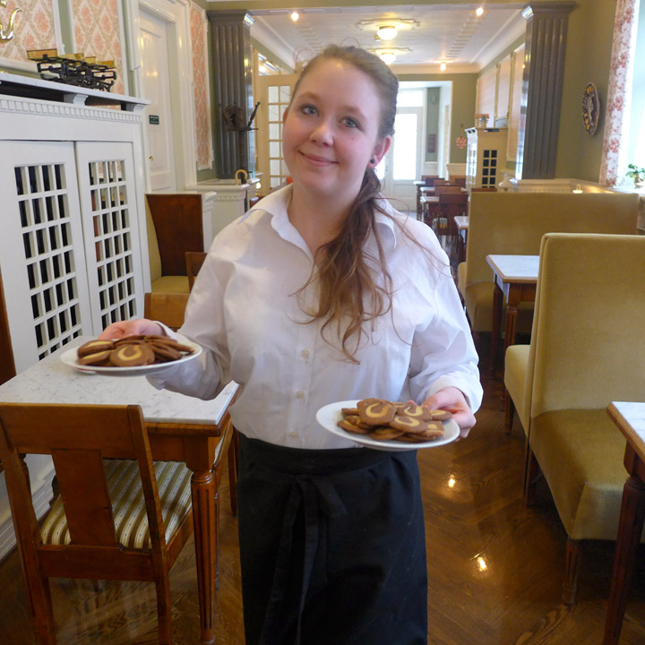I konditoriet kan du bestille gåsebryst, medaljer, napoleonskaker, kaffe og varm kakao med fløteskum.