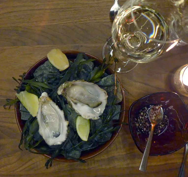 Østers med rødvinsvinaigrette. Er det østers på menyen, ja da bestiller man østers. Gammelt jungelord.