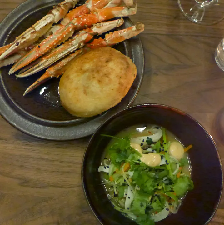 Sjøkreps teriyaki med bun. Masse pirk, men så smakfullt. Akkar asian style. Vi sloss om kraften etterpå. Et bra tips er å bestille en hver av akkurat den grunn.