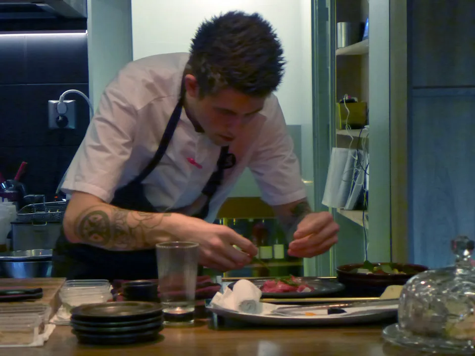 Mads gjør klar barretter.