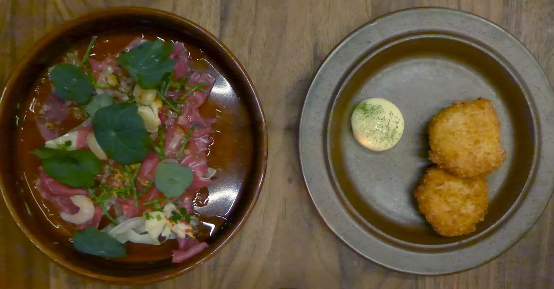 Lamme-carpaccio med fenniken, rå reker og hummer. Kanskje min favoritt. Brandade-kaker med aioli. Fantastisk gode.