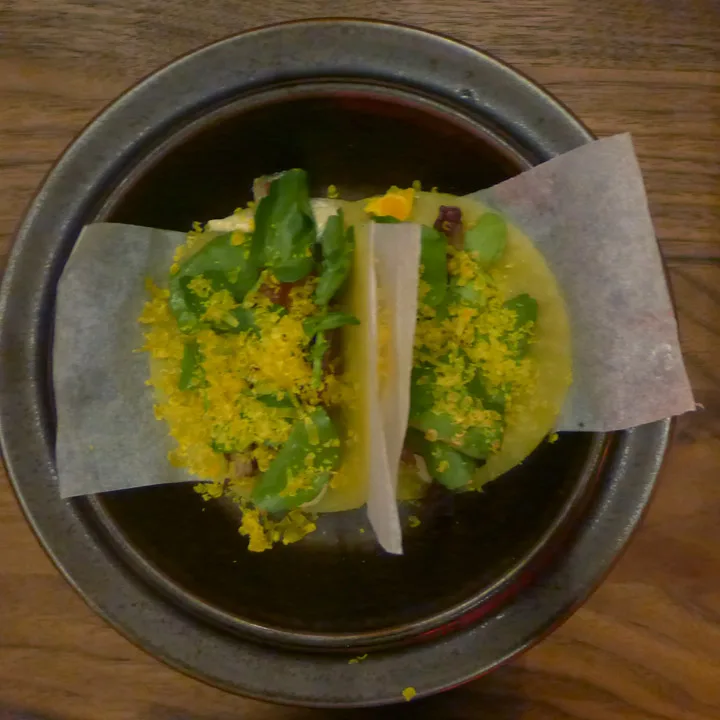 Pinnekjøtttaco. «Lefsen» er kålrabiskiver. genialt! Lyst til å lage mine lammetaco? Oppskrift her.