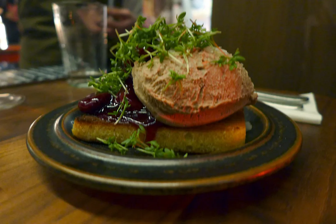 Andelevermousse med kirsebær. Et måltid i seg selv.