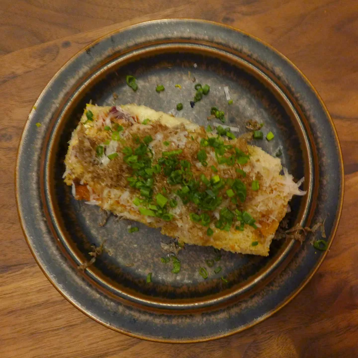 Kjøkkensjef Ronny Kolvik og hans team i restaurantens kjøkken.