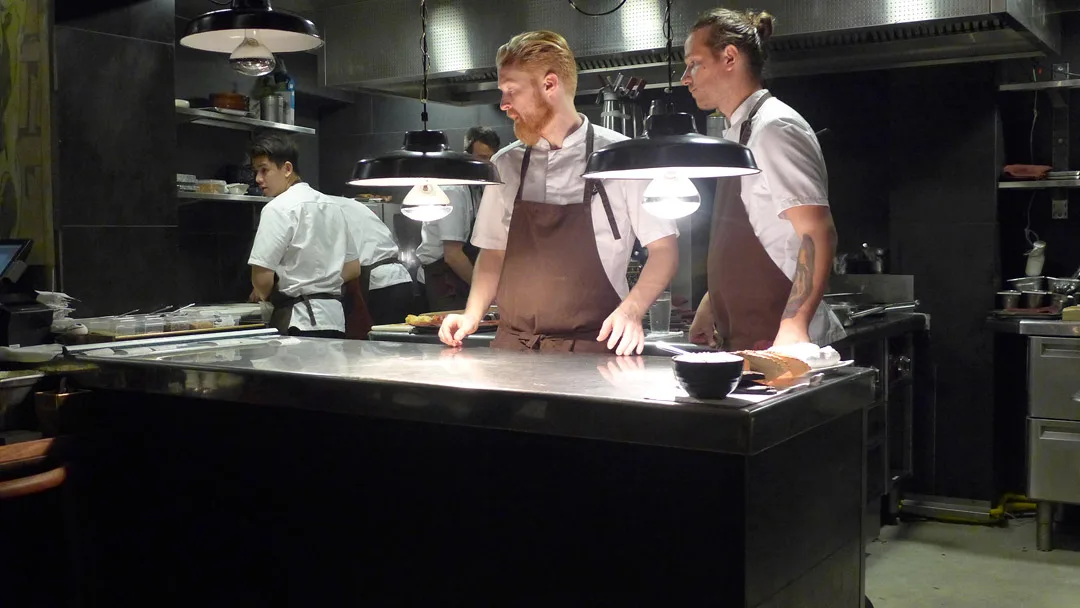 Kjøkkensjef Ronny Kolvik og hans team i restaurantens kjøkken.