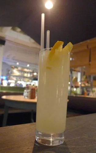 Spesialdrinken deres. Bartenderen hadde både hipsterskjegg og tattiser, men det hjelper ikke når drinken deres suger.