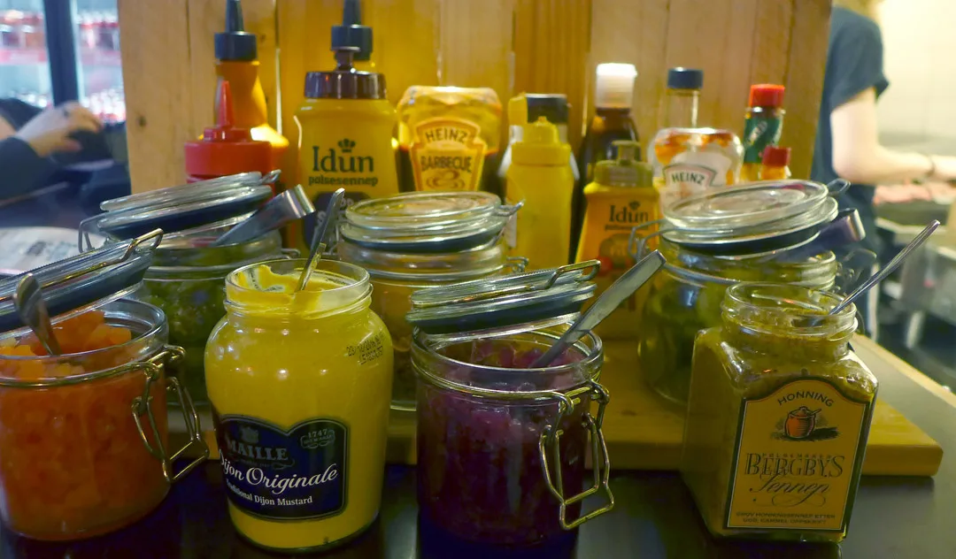 Gjør din burger til det du vil selv. Sylteagurker, relisher, senneper osv. Bare å forsyne seg.