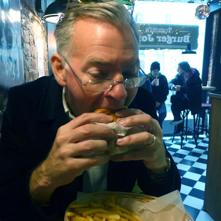 Sulten Erik har ikke tid til å posere. Må spise burger, skjønner du. Har ikke tid til å ta av lesebrillene heller.