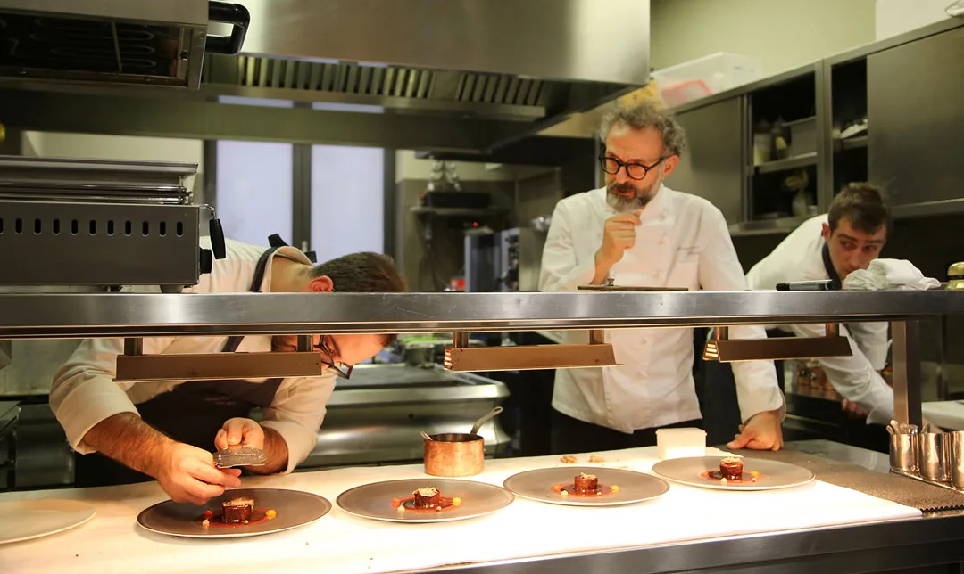 Massimo følger med på kjøkkenet. (Foto: Helle Øder Valebrokk)