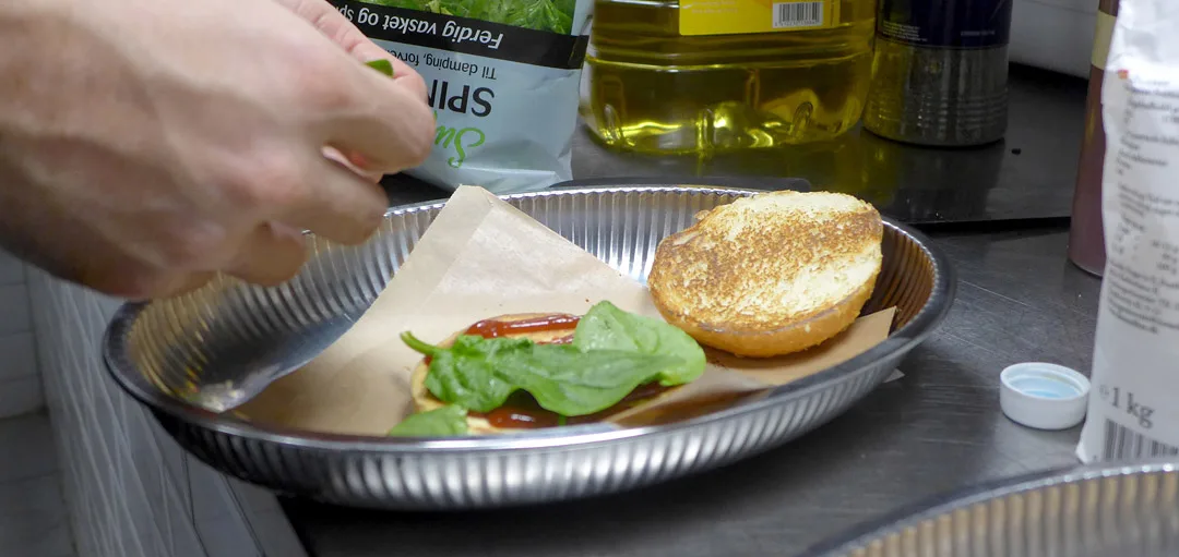 Ketchup og spinat i bunnen.