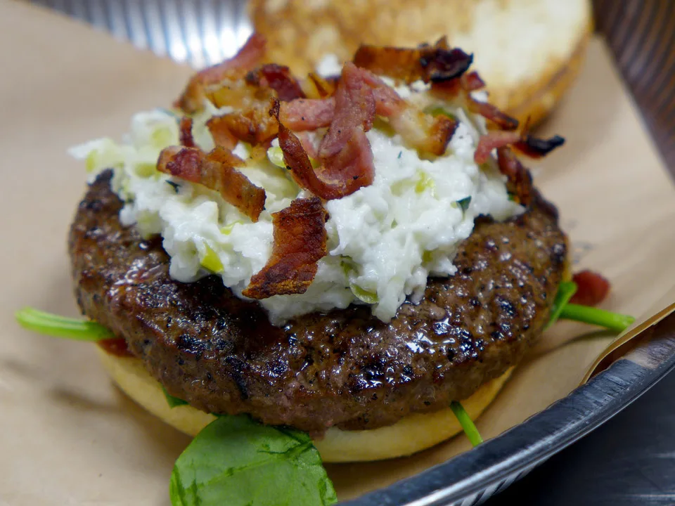 Burger, Æbleflæsk (eple, løk, timian og TINE Lettrømme fra Nord) og baconsbiter.
