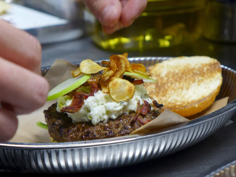 Epleskiver og friterte jordskokkchips. Krønsj må til.