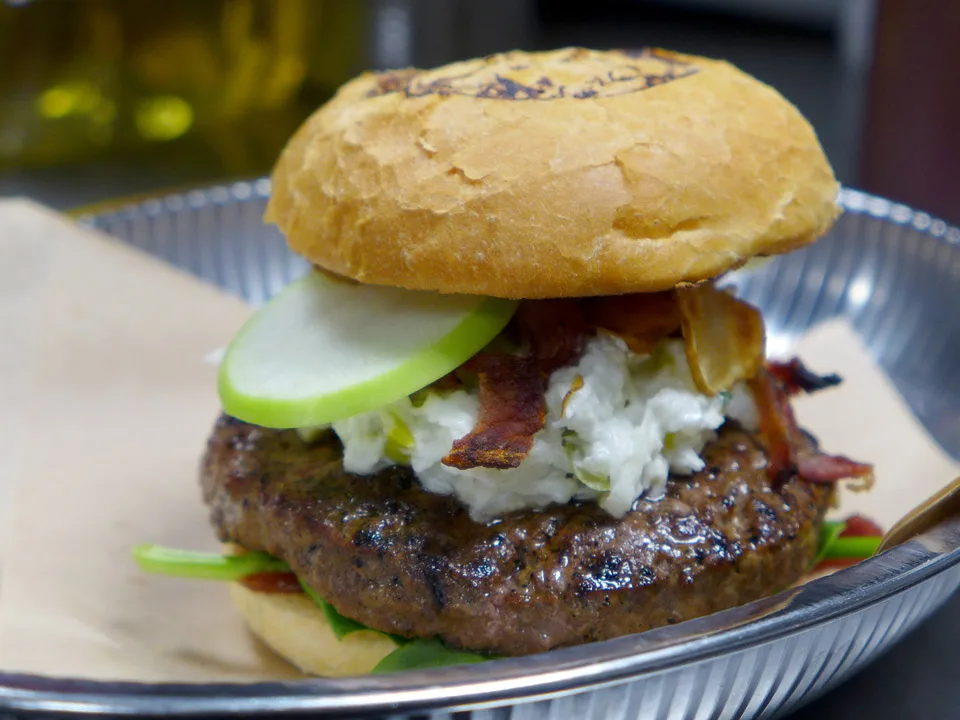 Ferdig burger klar til servering. Løp og kjøp!