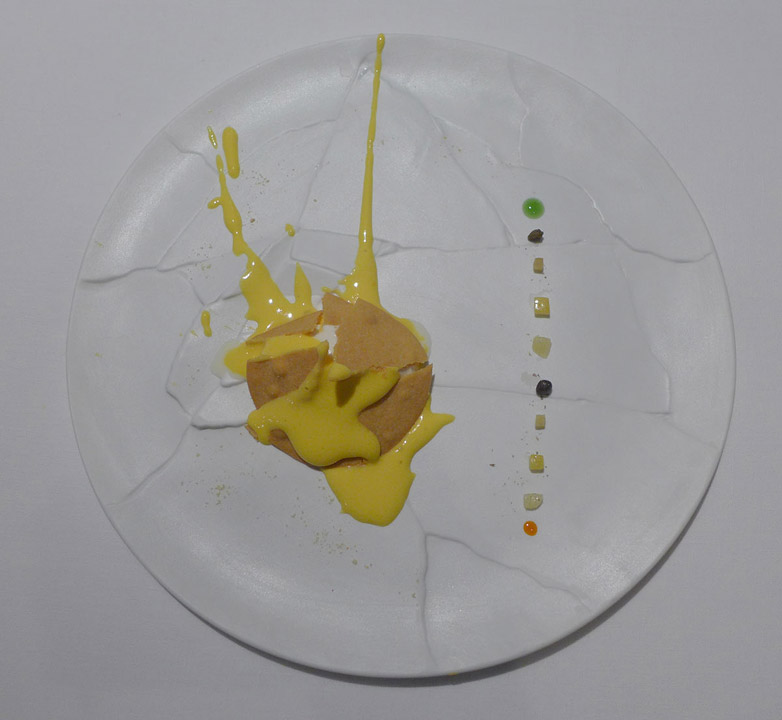 Oops! I dropped the lemon tart. En klassiker! Sitronsabayonne, sitrongressis og terteskall. Variasjoner av sitrusskall på siden. Denne retten ble til ved et uhell og er nå en av Massimos mest kjente.